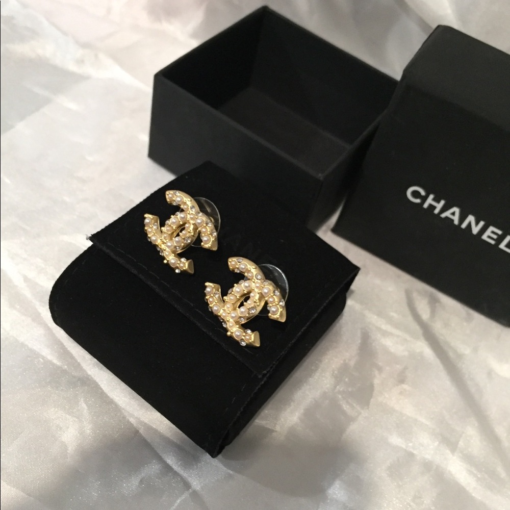 CHANEL Authentic Earrings Gold tone-